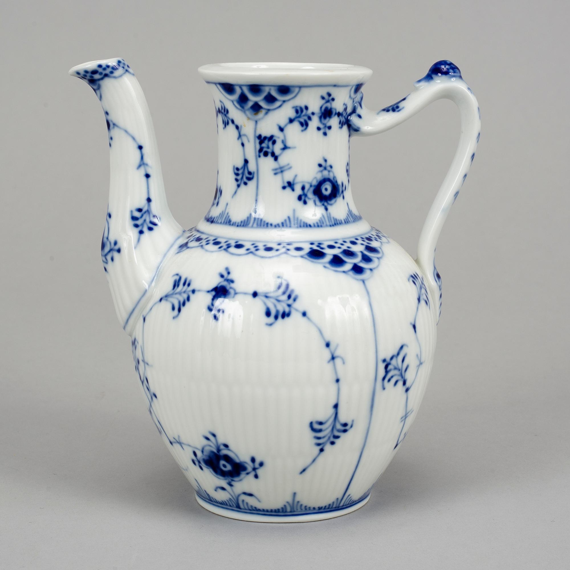 Royal Copenhagen, a 'Musselmalet' part service, Denmark (14 pieces).