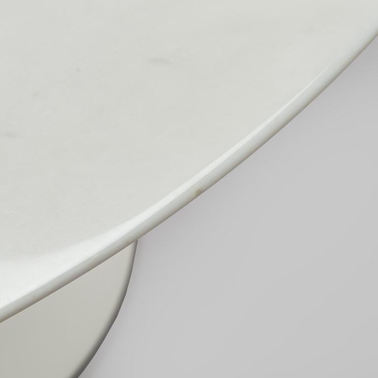 Eero Saarinen, A dining table 'Tulip' Knoll International.