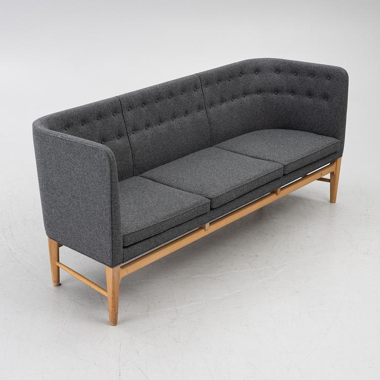 Arne Jacobsen, & Flemming Lassen, Soffa, ”Mayor AJ5”, &Tradition, Danmark, 2000-tal.