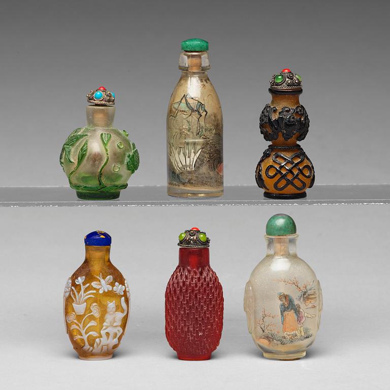 A group of six glass Chinese snuff bottles, Qing dynasty and 20th Century.