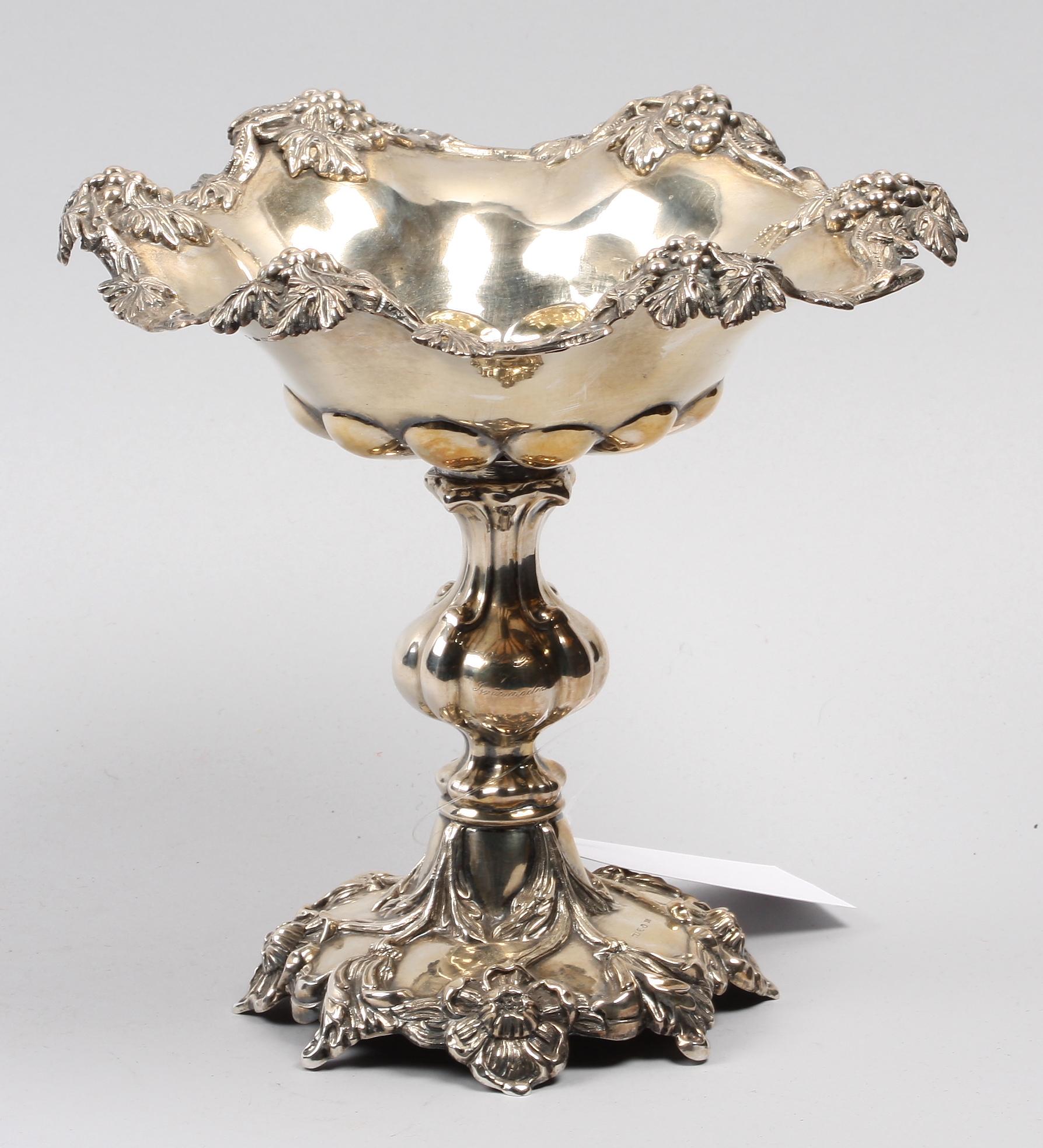 SKÅL PÅ FOT, silver. Nyrokoko. Otydliga stämplar ev Vadstena 1867.