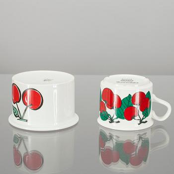 KAFFEKOPPAR MED FAT, 9 st, "Körsbär" Arabia 1970-tal och SYLTBURK, design Ulla Procopé, Arabia 1960-tal.