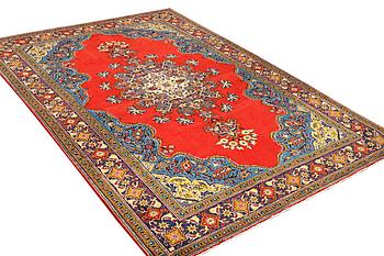A Sarouk carpet, a. 323 x 217 cm.