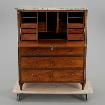 CHIFFONJÉ, sengustaviansk, omkring sekelskiftet 1800.