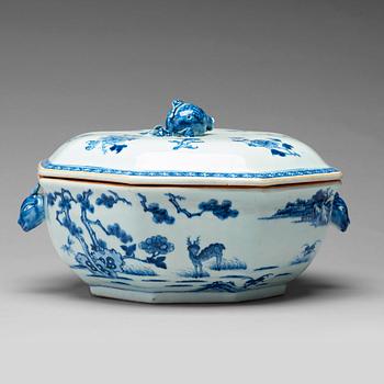 A blue and white tureen with cover and stand, Qing dynasty, Qianlong (1736-95).