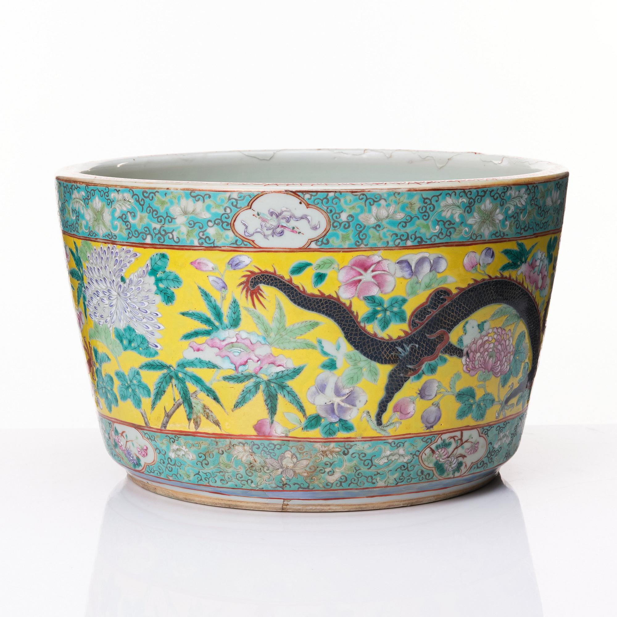 A large enamelled four clawed dragon flower pot, Qing dynasty, circa 1900.