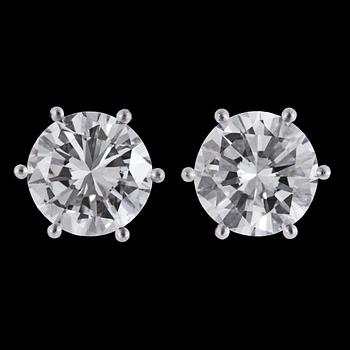 1020. An important pair of brilliant cut diamond studs, 2.01 cts, resp. 2.02 cts.