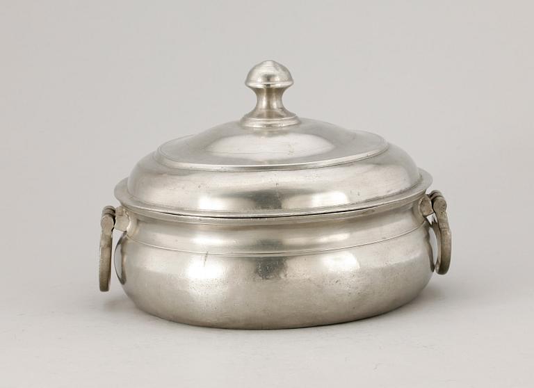 GRÖTSKÅL SAMT 2 BÄGARE, tenn, b.la. Johan Norström, Arboga 1825.