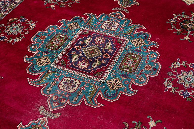 Carpet, Tabriz. Approx. 392 x 295 cm.