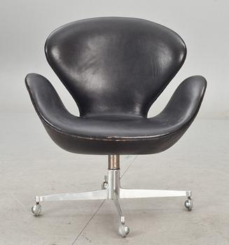 FÅTÖLJ, "Svanen" av Arne Jacobsen för Fritz Hansen, Danmark.
