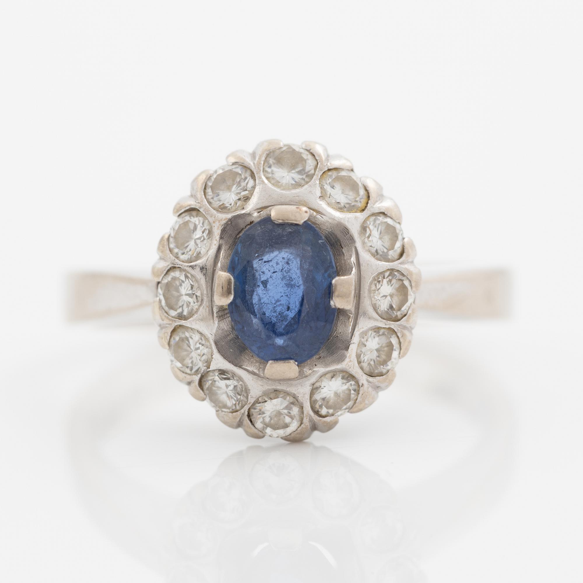 Ring, carmosemodell, 18K vitguld med safir och briljantslipade diamanter.