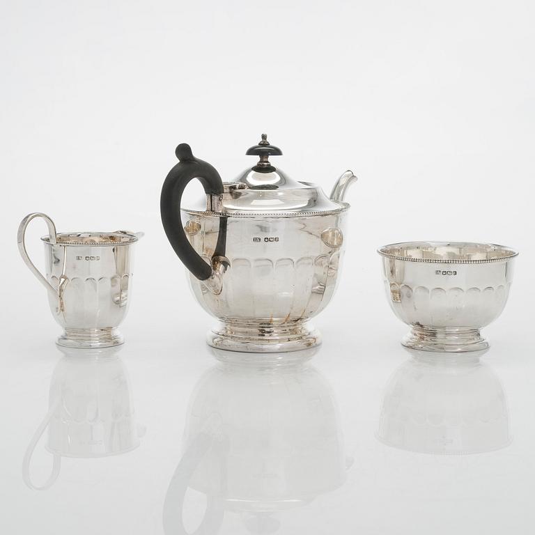 Teekalusto, 3 osaa, sterlinghopea, Sheffield Englanti, 1932 ja 1936.