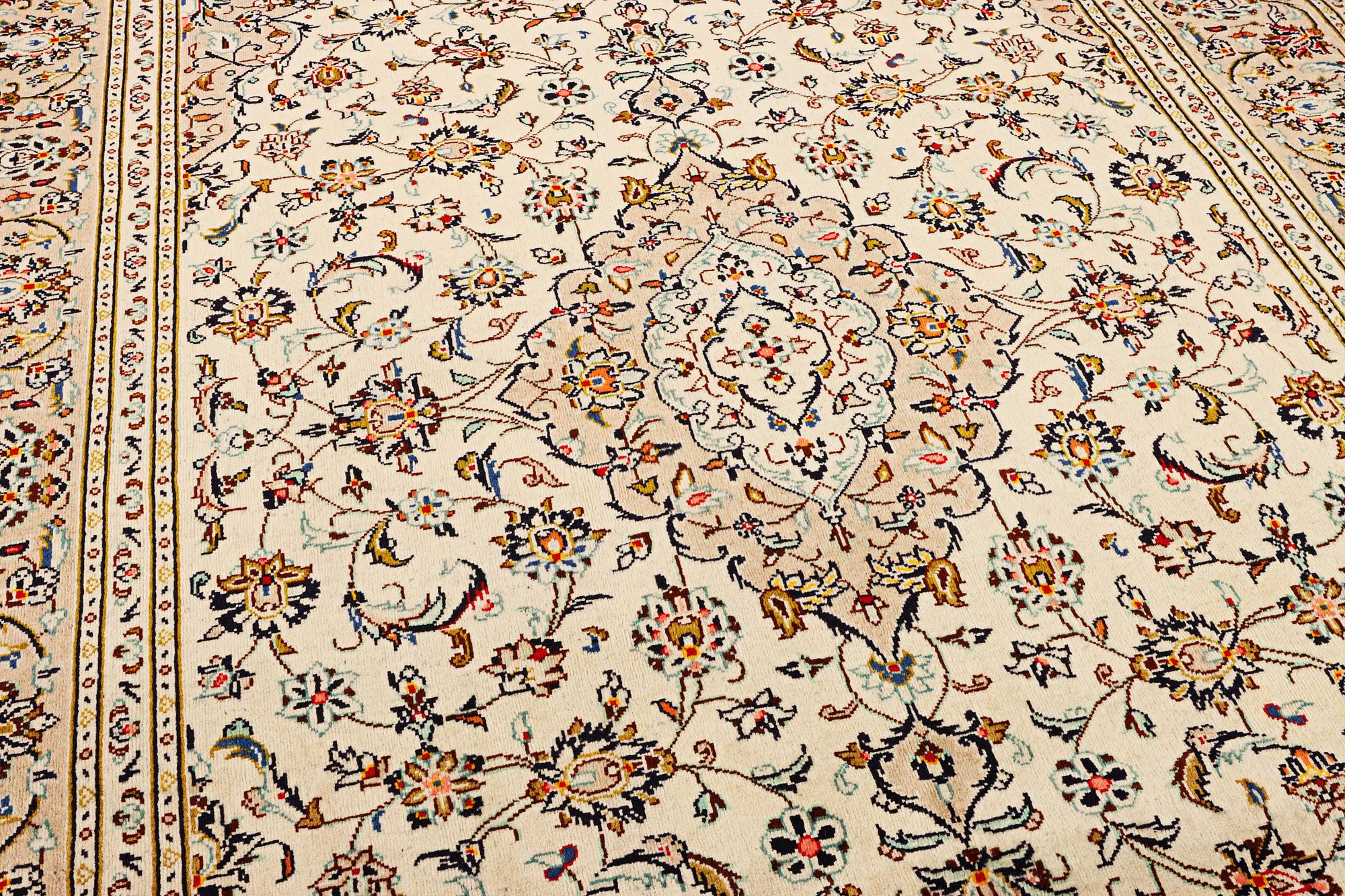 A Kashan carpet, a. 295 x 197 cm.