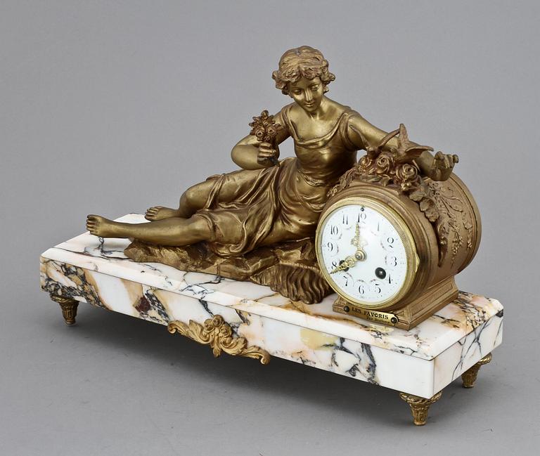 BORDSPENDYL, Louis XVI-stil. Frankrike, sekelskiftet 1800/1900.