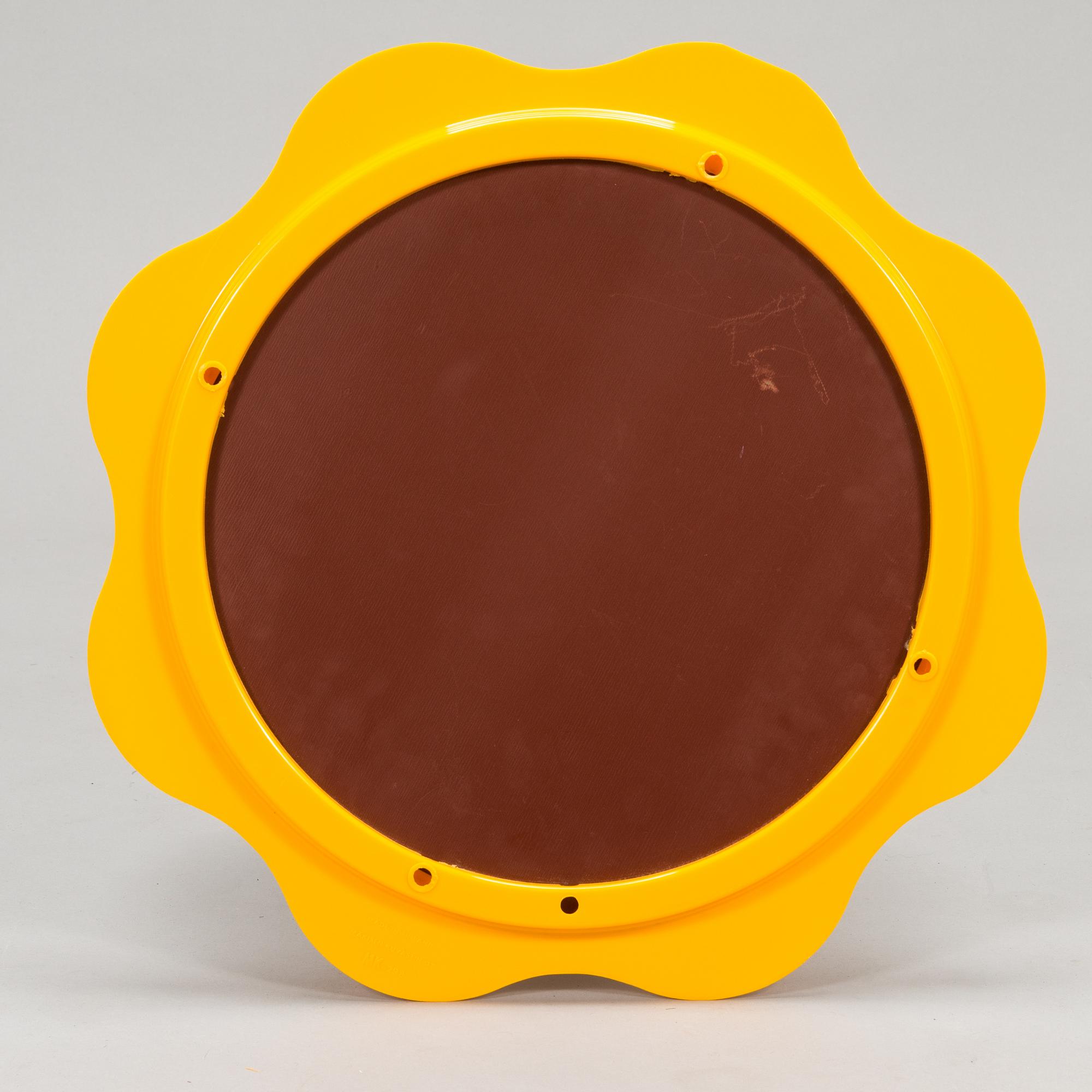 An interior set in red plastic from the 1970s, 7 parts.