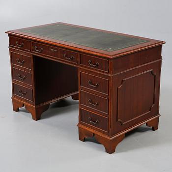 SKRIVBORD, engelsk stil, 1900-talets andra hälft.