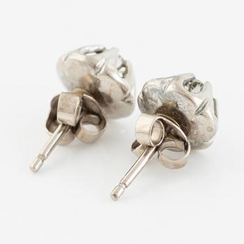 Ett par örhängen 18K guld med runda briljantslipade diamanter.