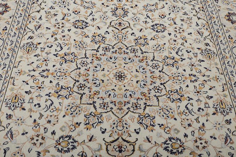 A Kashan carpet, c. 305 x 200 cm.