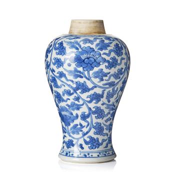 1317. A blue and white vase, Qing dynasty, Kangxi (1662-1722).