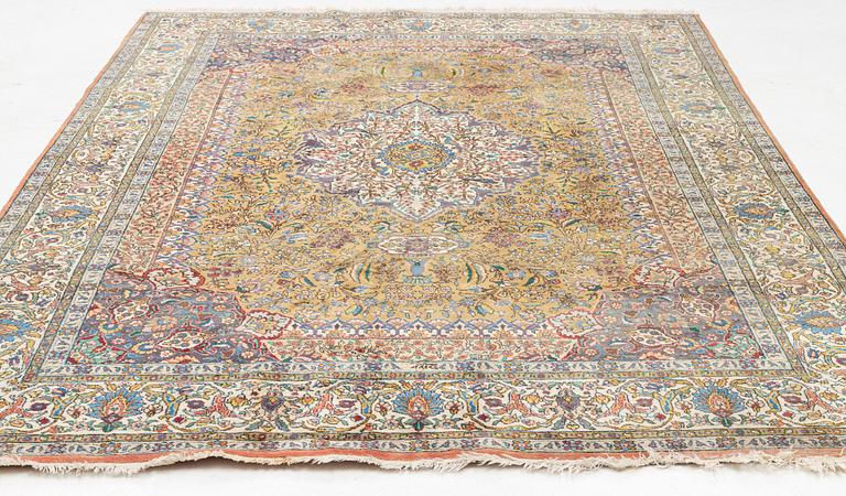 Matta, möjligen östeuropa, ca 324 x 235 cm.