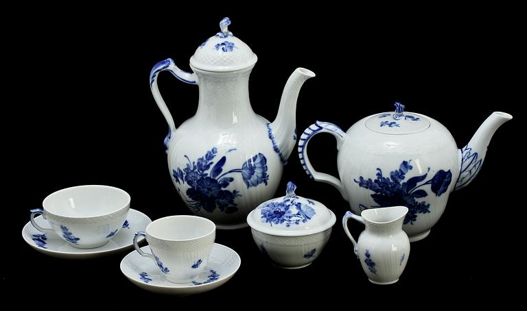 SERVISDELAR, 64 st, porslin, "Blå Blomst", Royal Copenhagen, Danmark, 1900-talets andra hälft.