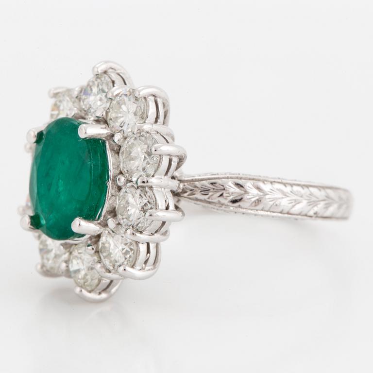 CLUSTER RING, 14K white gold, with one emerald and 10 diamonds.