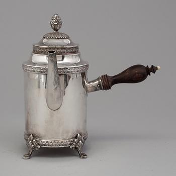 A silver coffe pot by Gystaf Möllenborg, Stockholm, 1915, weight 555 g.