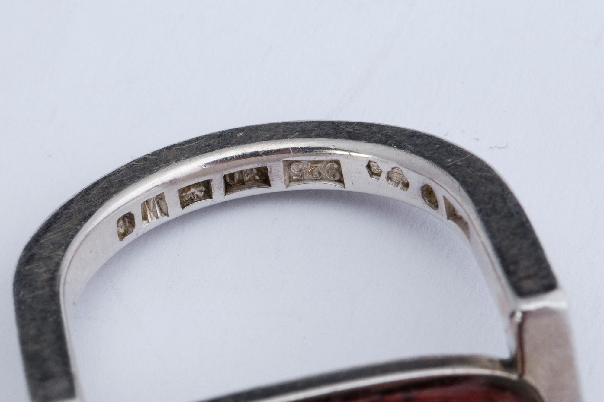 RING, sterlingsilver med röd jaspis, Sigurd Persson, Stockholm, 1981. Vikt ca 9,5 g.