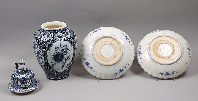 URNA MED LOCK, flintgods, Delft, samt FAT, ett par, porslin, Japan.