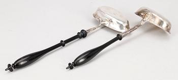 SOPPSLEVAR, 2 st, silver, varav den ena tillverkad 1920. 1800/1900-tal.