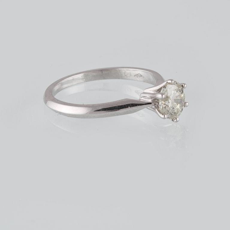 RING, 18K vitguld med briljantslipad diamant 1.03 ct. Vikt 3,6 gram.