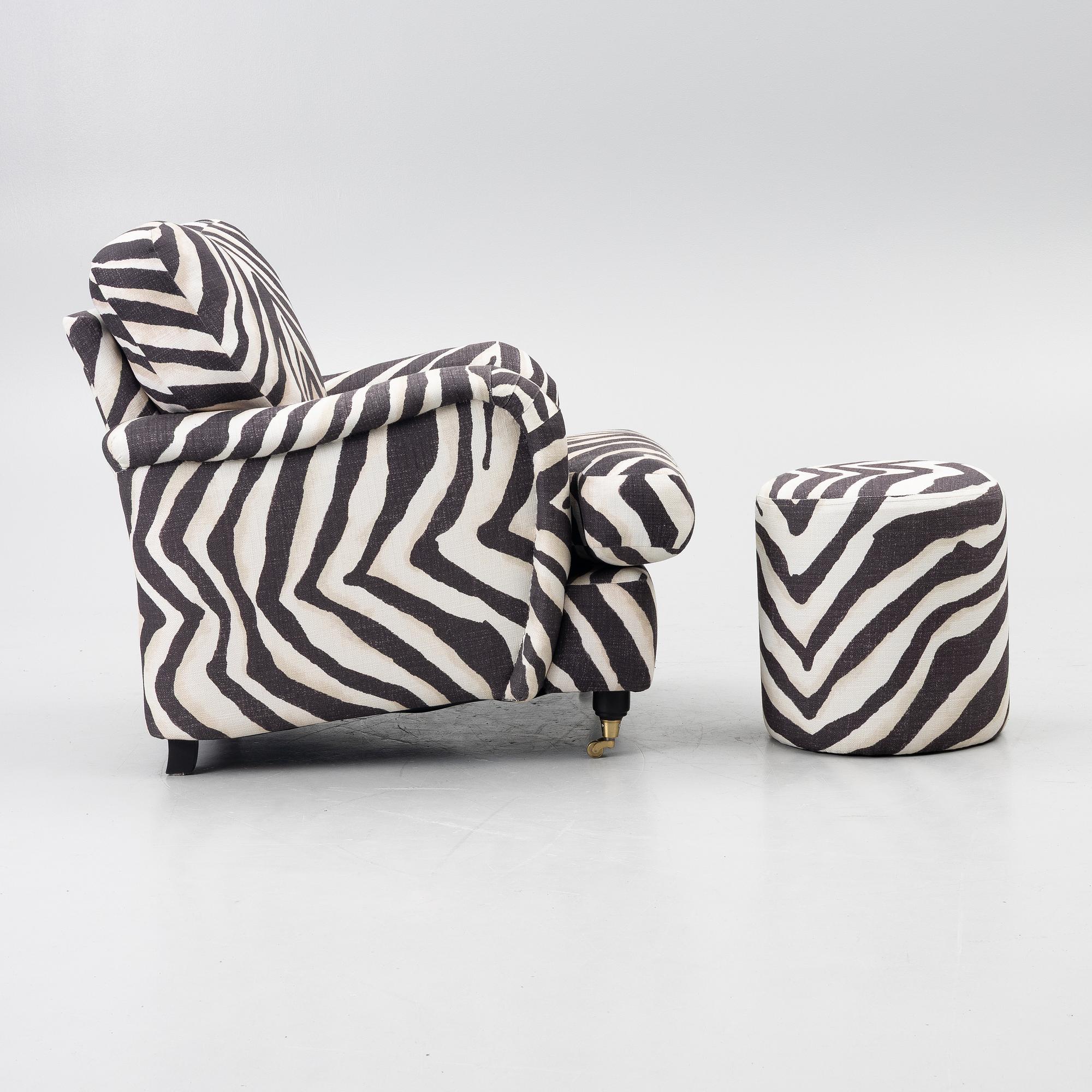 Fåtölj, av Howard-modell, samt pall.