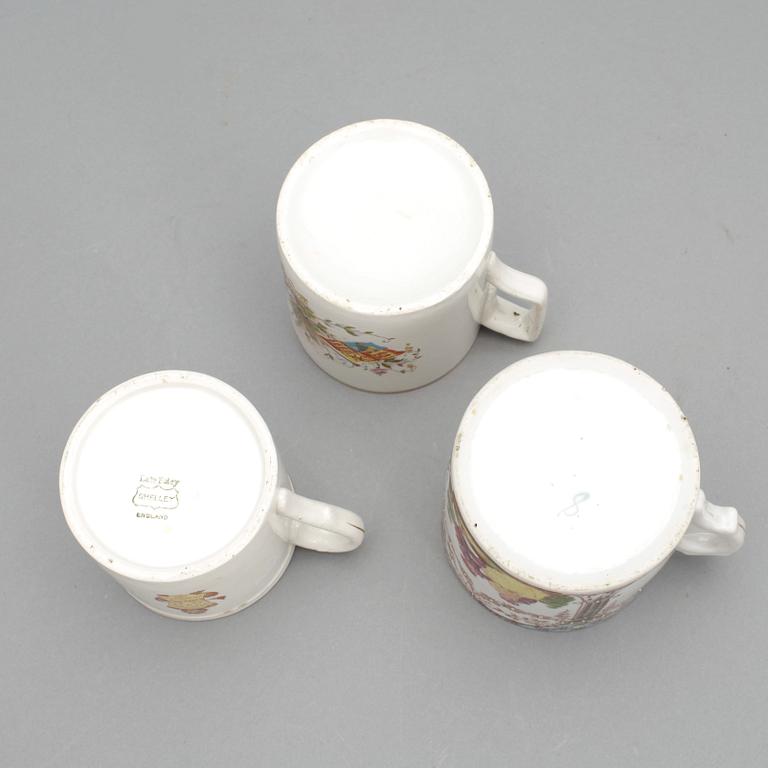 KRÖNINGSMUGGAR, 2 + 1 st, fajans, England, tidigt 1900-tal.