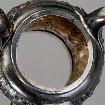 BORDSSURTOUT, silver och glas, troligen Österrike-Ungern,  1800-tals slut. Vikt ca 244,6 g.