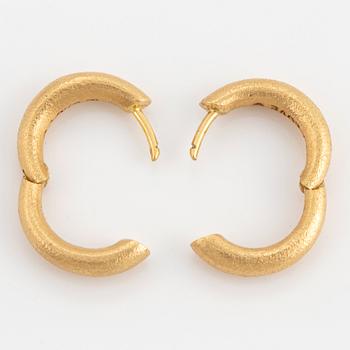 OLE LYNGGAARD, CHARLOTTE LYNGGAARD, Örhängen, 18K guld.