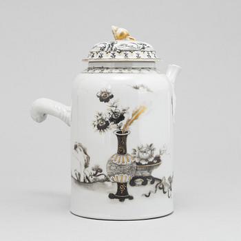 Kaffekanna med lock, kompaniporslin. Qingdynastin, Qianlong (1736-95).