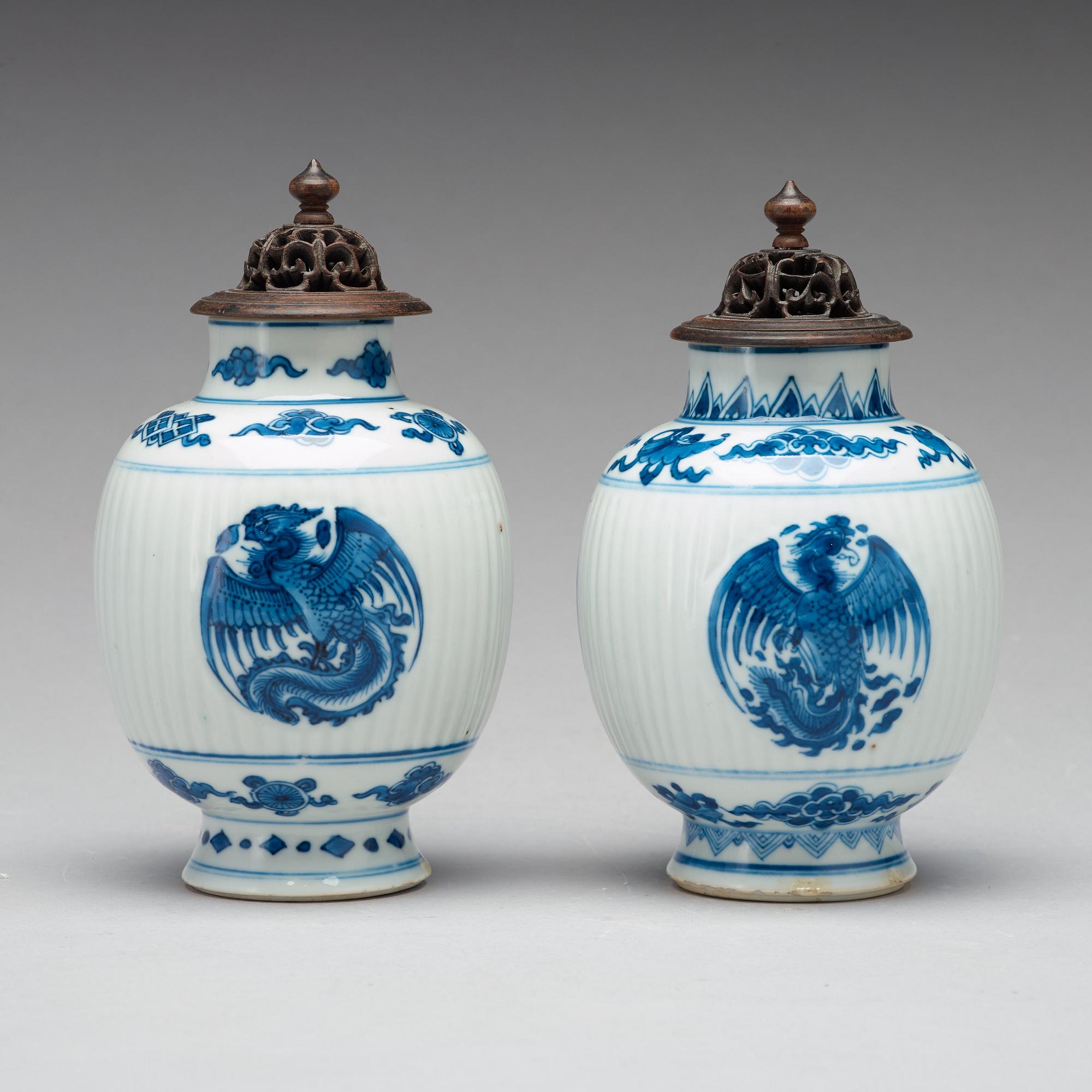 TEKRUKOR, ett par, porslin. Qingdynastin, Kangxi (1662-1722).