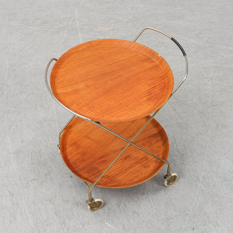 A drinks trolley from J-H Fabrikerna, Sävsjö, 1960-tal.Två lösa, runda brickor fanerade med teak. Märkta J-H Fabrikerna.