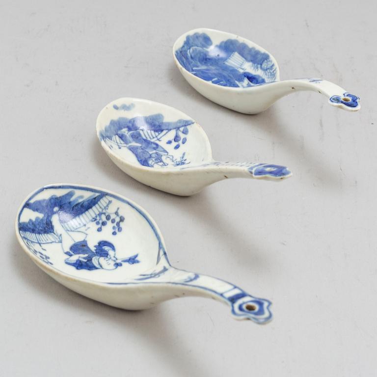 Three large blue and white spoons and a four tiered food bowl, Qing dynasty, late 19th century.