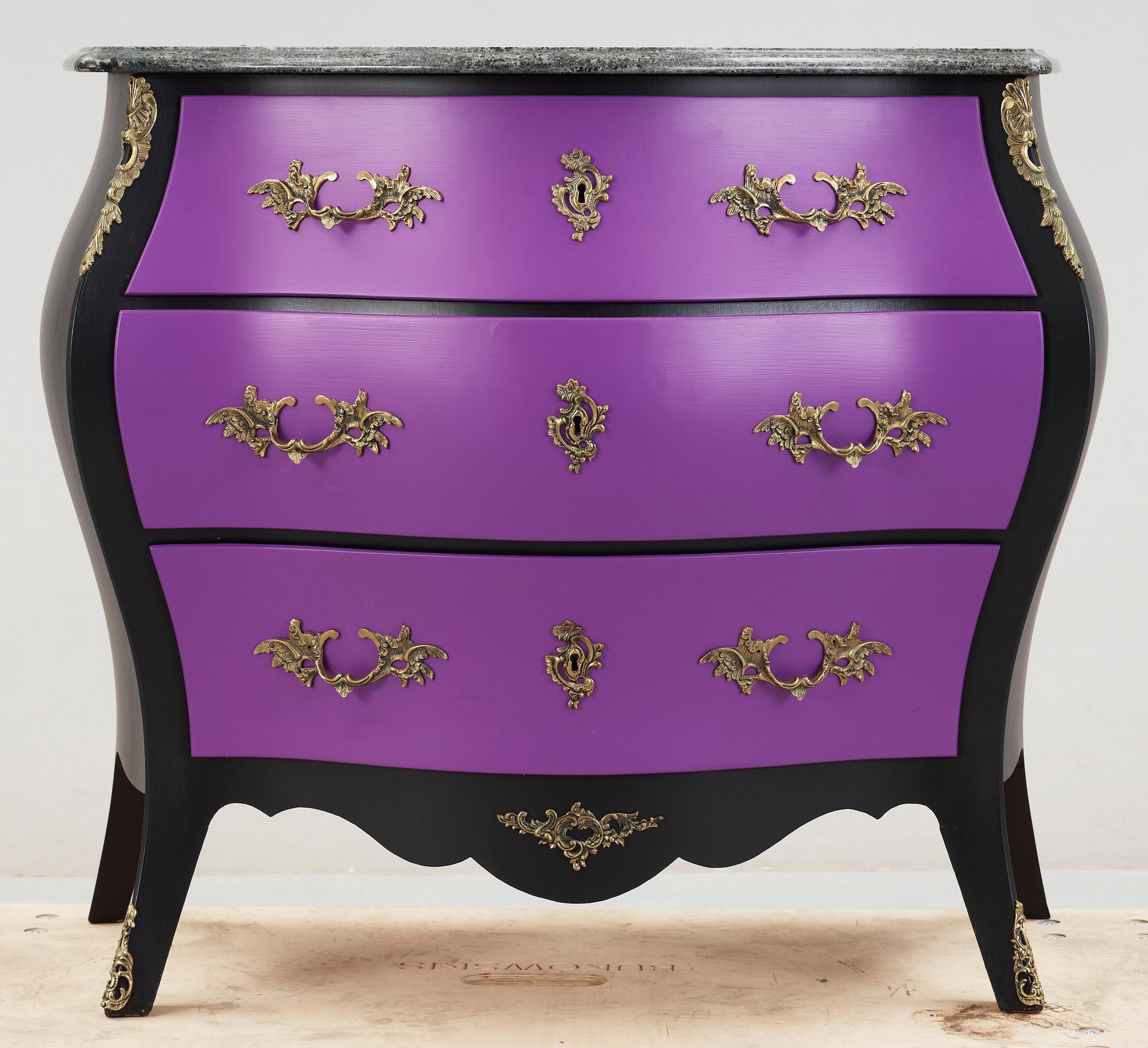 BYRÅ, rokokostil, omkring 1900-talets mitt.