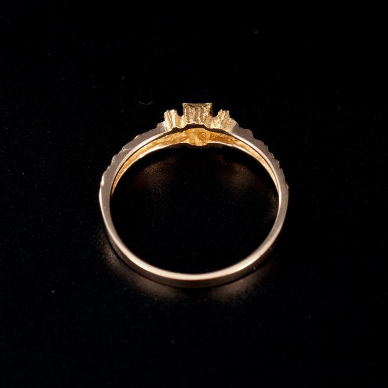 RING, guld 14K, diamant 0,02 ct, Alpo Tamminen, Åbo 1972. Vikt 1,9 g.