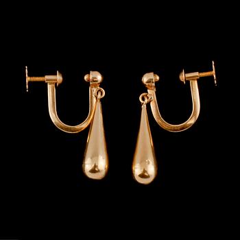 ÖRHÄNGEN, 3 par, 18k och 14k guld samt odlade pärlor, 1900-talets andra hälft. Vikt 6 g.