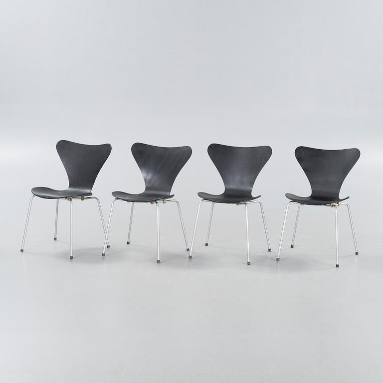 Four circa mid 20th century "Sjuan" chairs by Arne Jacobsen for Fritz Hansen.