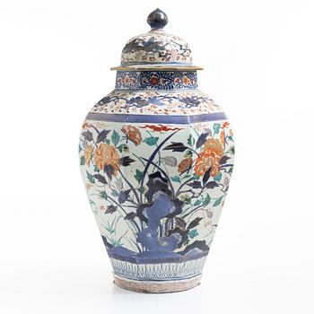 A large Japanese imari verte jar with cover, Edo period (1603-1868.
