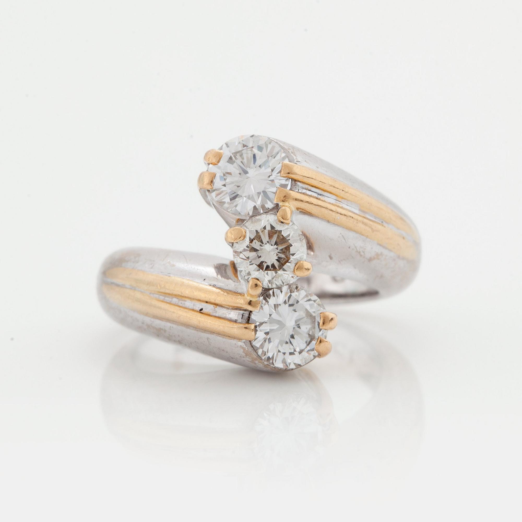 RING med briljantslipade diamanter.