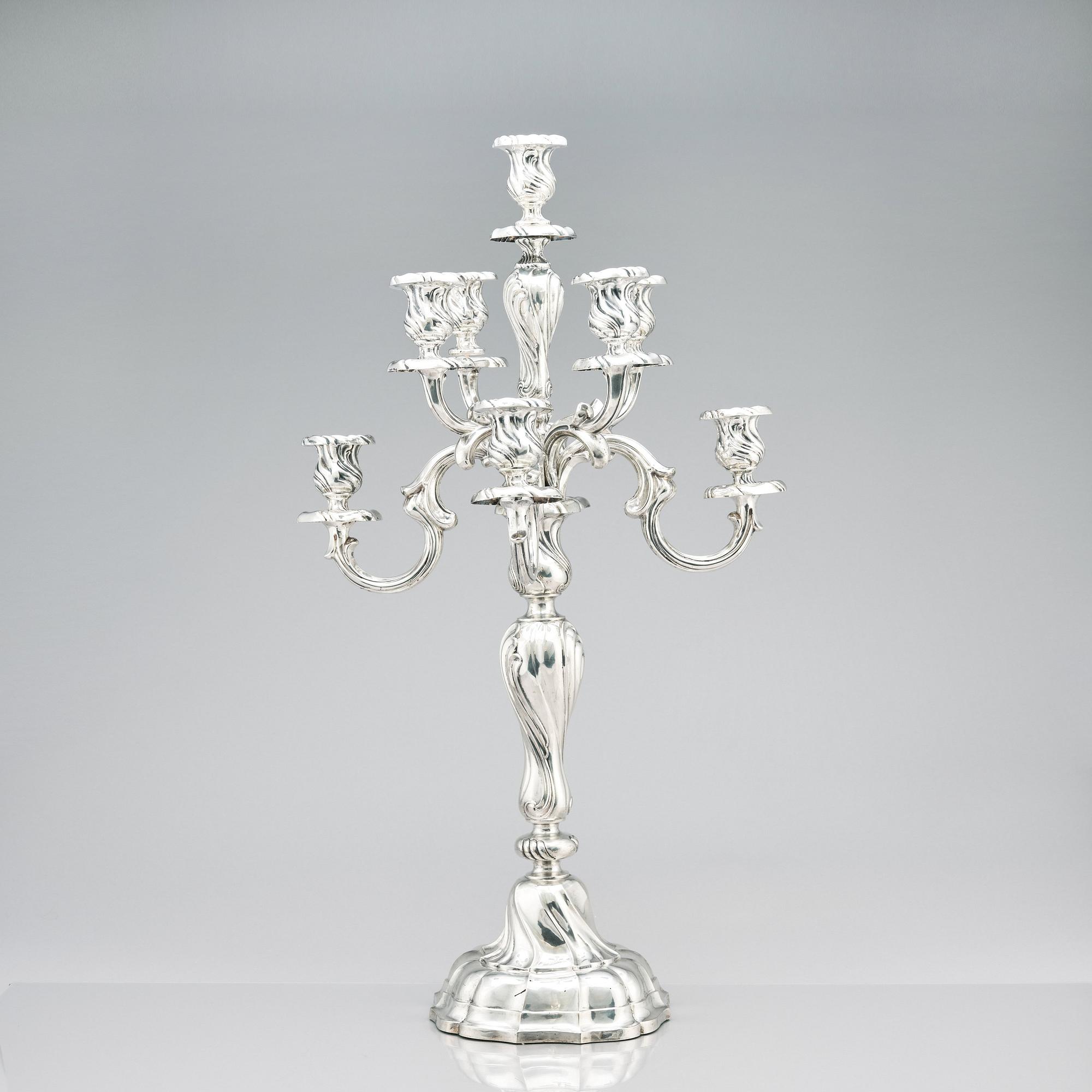 Hermann Julius Wilm, kandelabrar, silver 750, ett par, Louis XV-stil, Berlin, omkring år 1900.