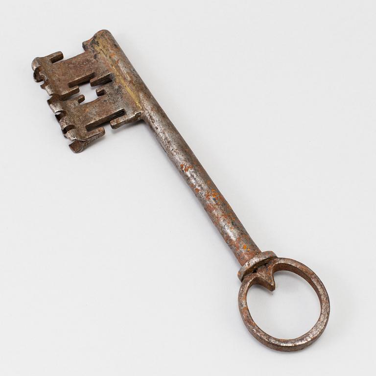 A metal key 17/18th century.
