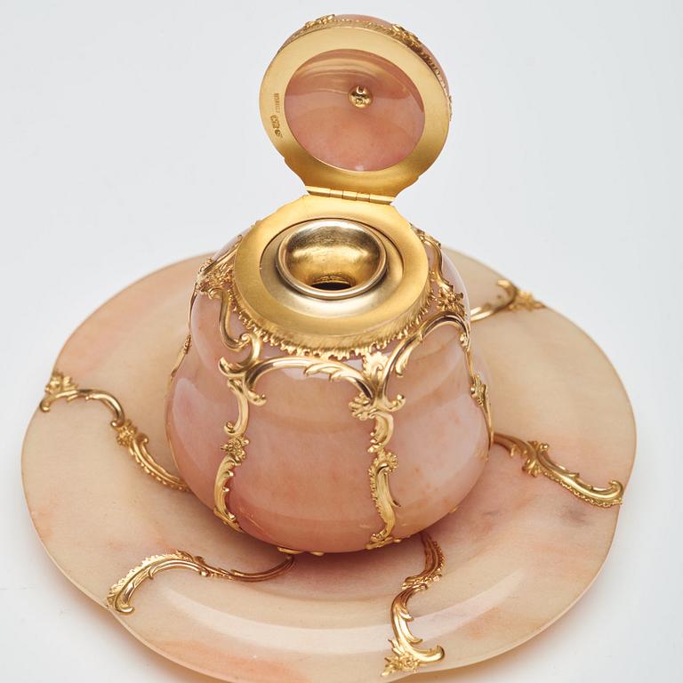 Fabergé, bläckhorn på fat, verkmästare Michael Perchin, S:t Petersburg 1886-1895, ristat inventarie nr 43799.