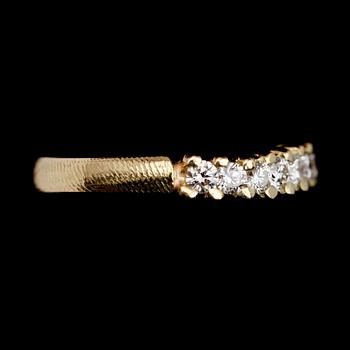 RING, 18 k guld, 9 briljantslipade diamanter tot 0.72 ct.