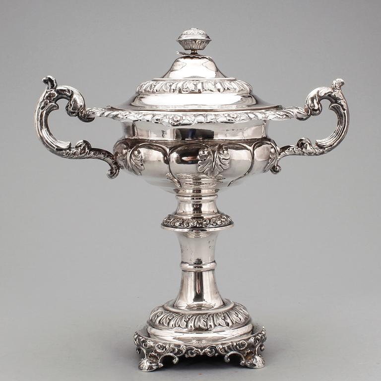 SOCKERSKÅL PÅ FOT MED STRÖSKED, silver, senempire, Jakob S. Lundberg, Stockholm 1845. Vikt tot ca 730 gram.